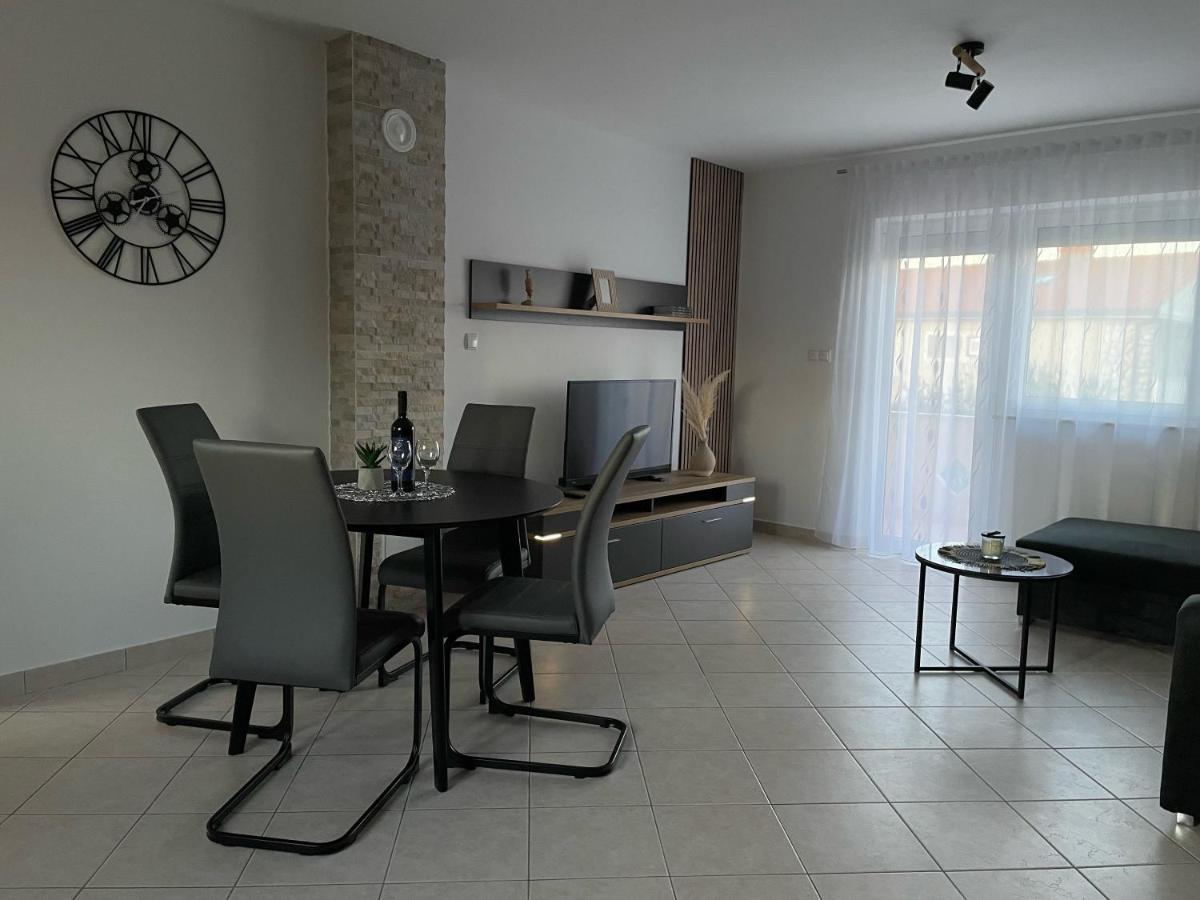 Apartments Elvira Krk Town Exterior photo