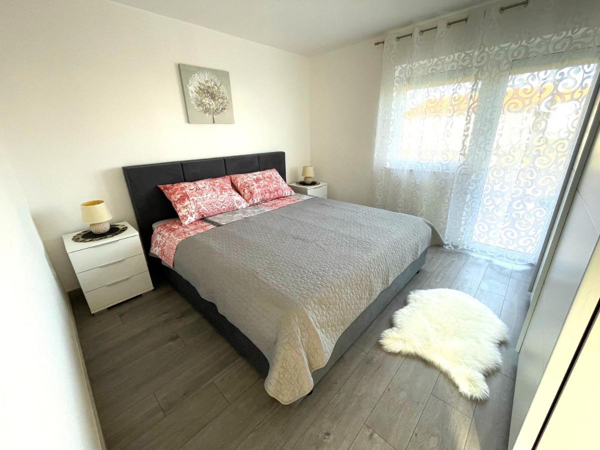 Apartments Elvira Krk Town Exterior photo