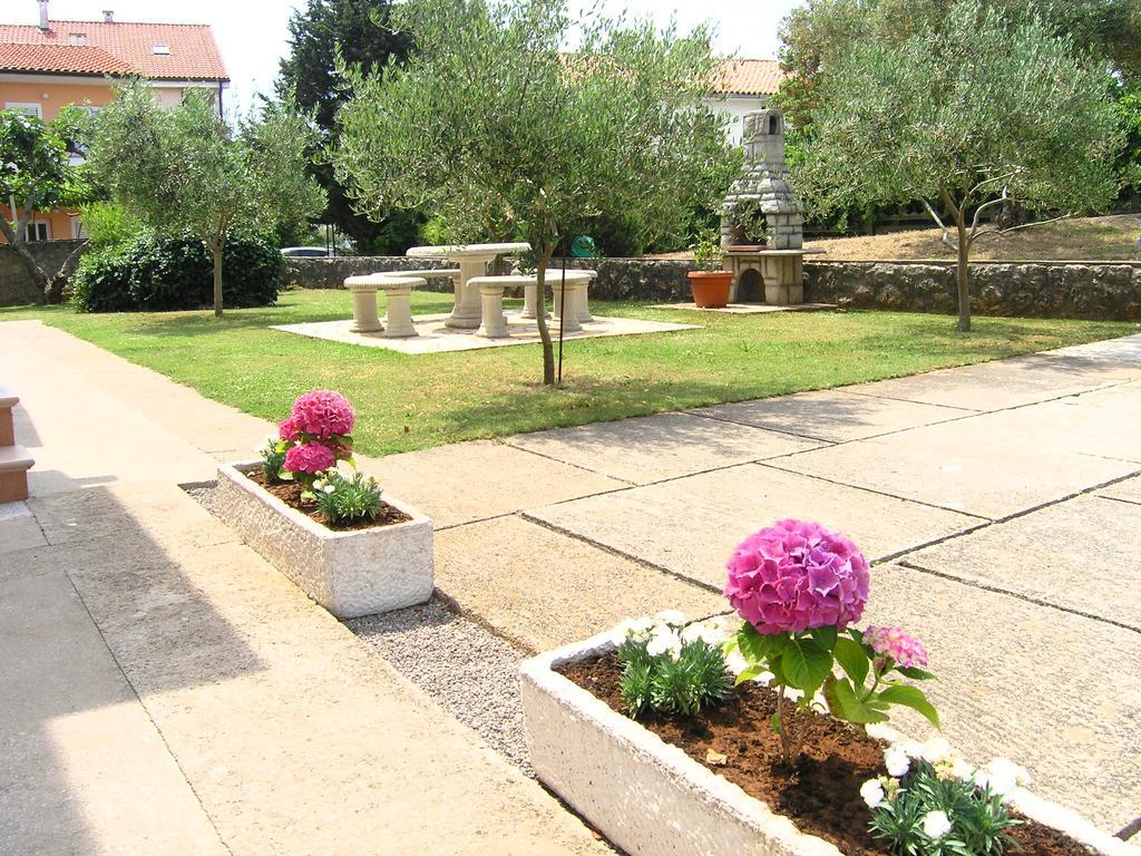 Apartments Elvira Krk Town Exterior photo
