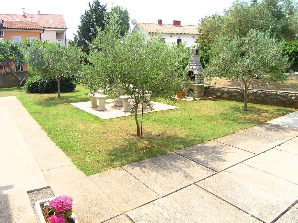 Apartments Elvira Krk Town Exterior photo